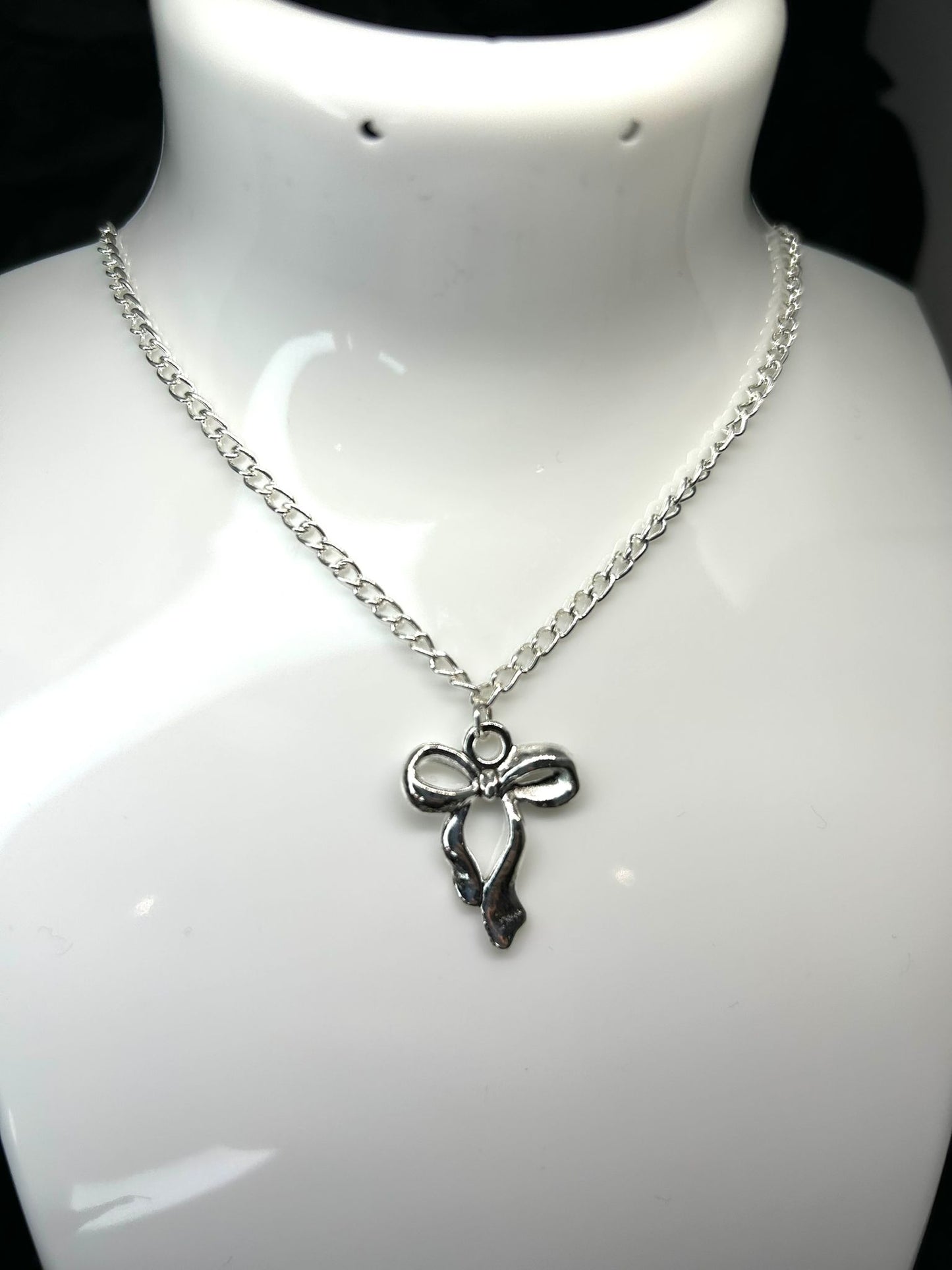 Silver Bow Necklace With a Silver Plated Chain 🤍