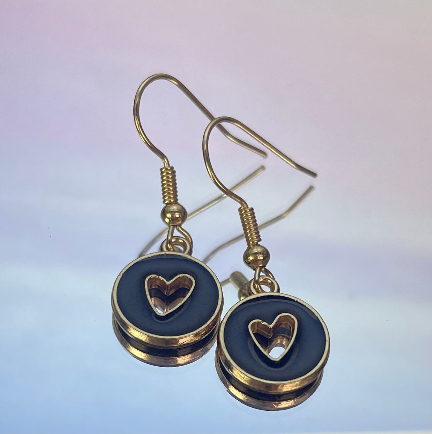 Black Love Heart Earrings 🤍